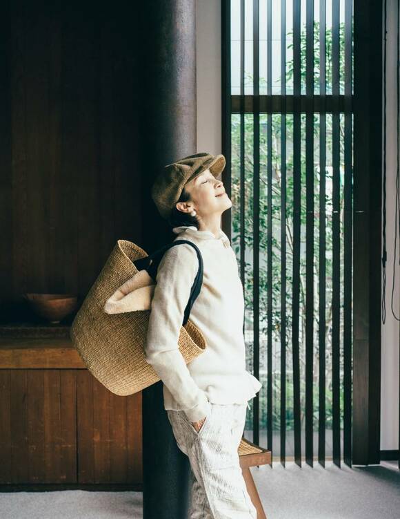 上を見上げる女性