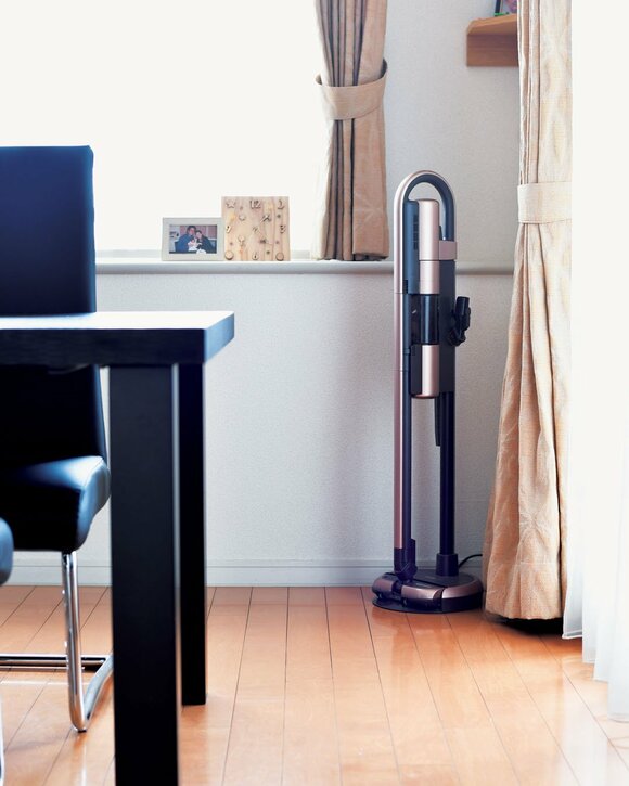ダイニングの一角に置かれたスティック型掃除機