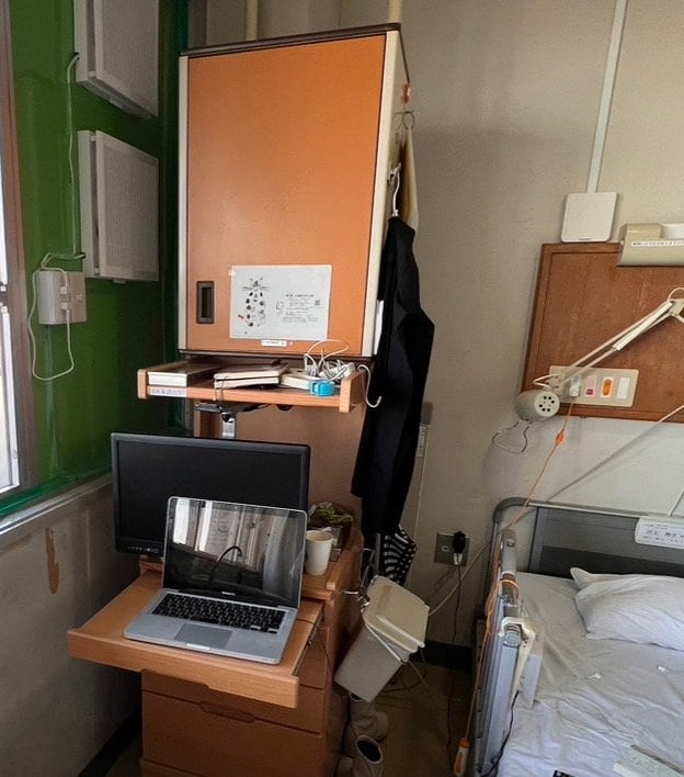 病室の机
