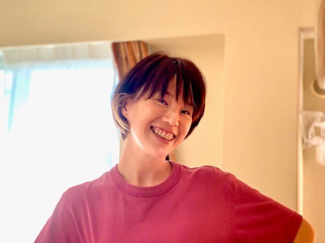 ピンクの服を着た女性