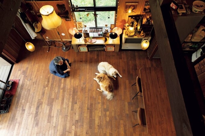 床材は無垢材フローリング