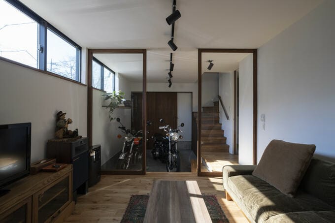 リビングからバイクガレージにある愛車を眺める