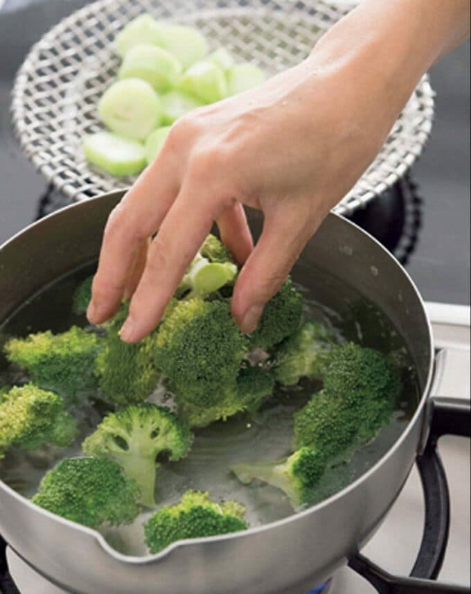 汚れがついていることがあるので、水にひたし、水気をきります