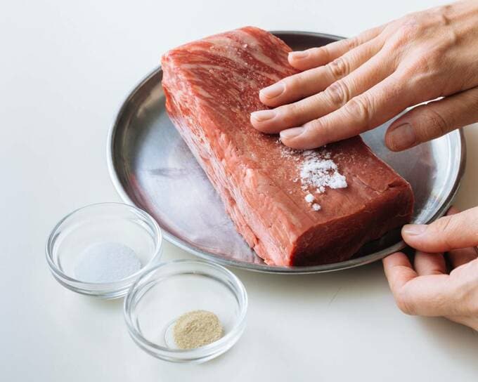 お肉に砂糖をなじませる