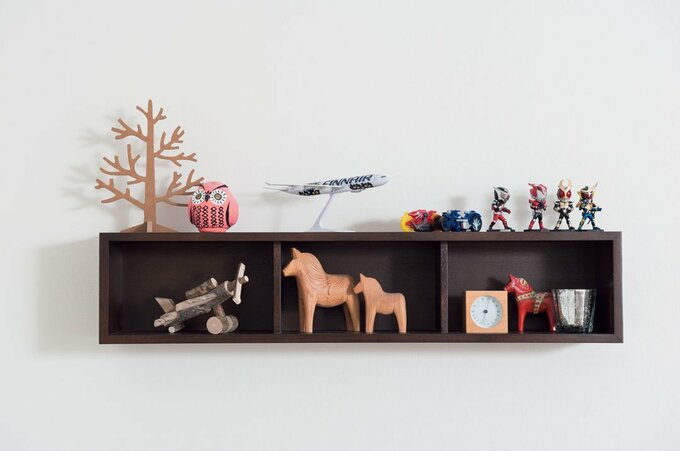 密集していて窮屈な感じの飾り棚