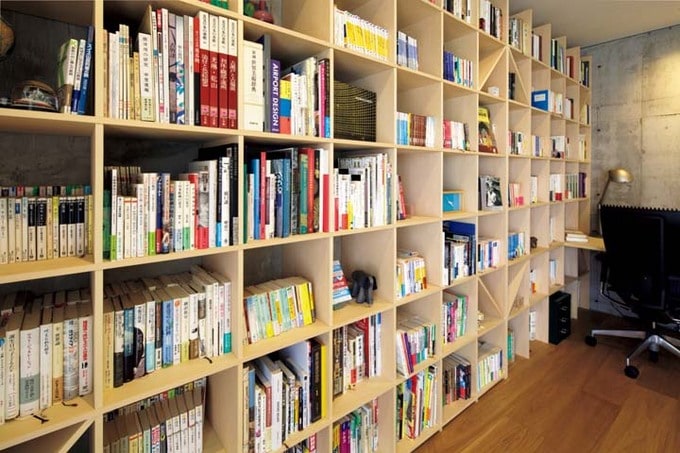 コスト重視で既製品を利用した壁一面の本棚