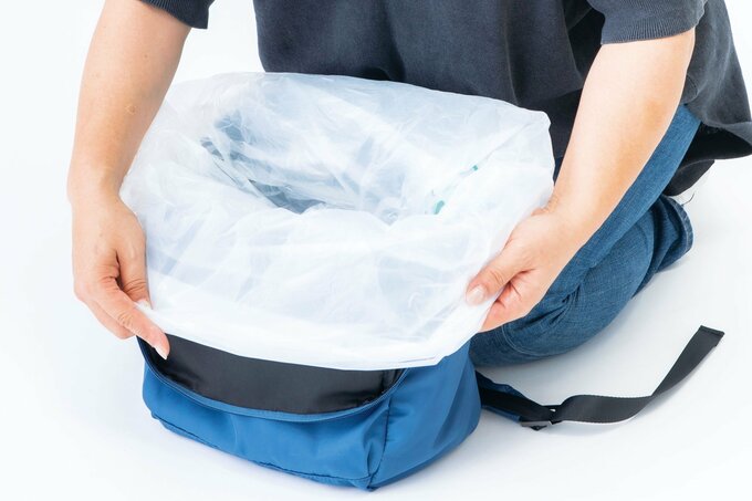 ゴミ袋をひろげる