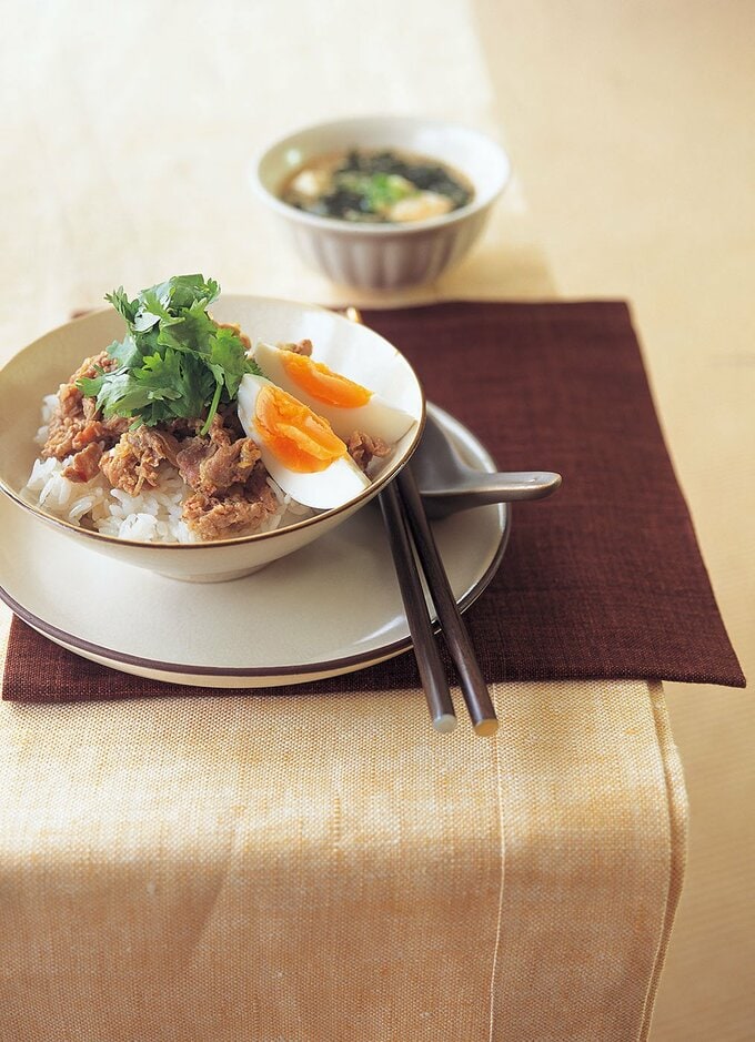 豚肉のエスニック蒸し丼&ワカメと豆腐のスープ