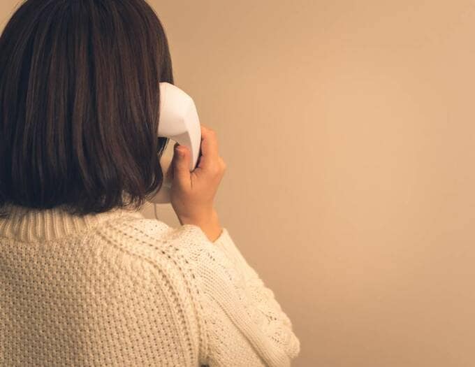 電話をする女性