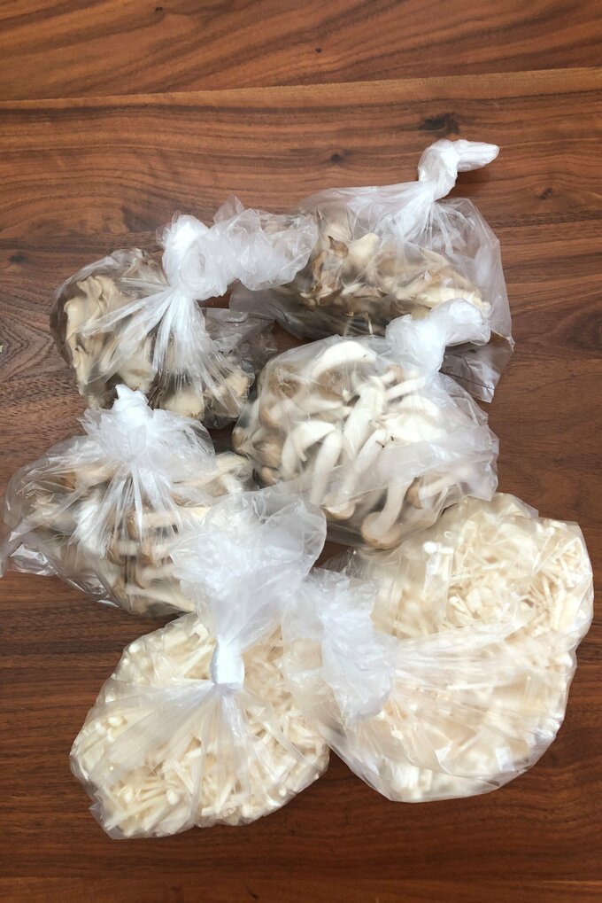 袋に入ったキノコ