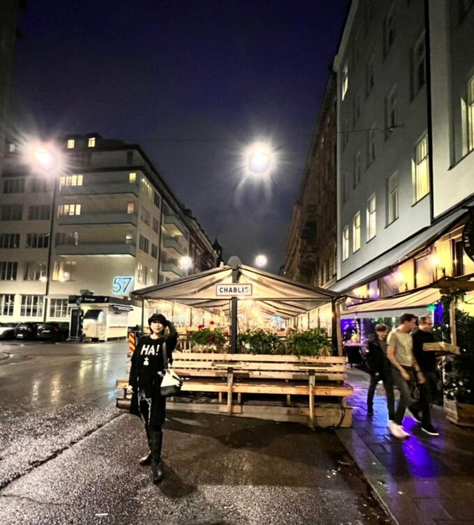 夜の街並みと川上麻衣子さん