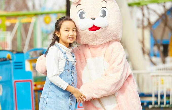 うさぎのマスコットと少女