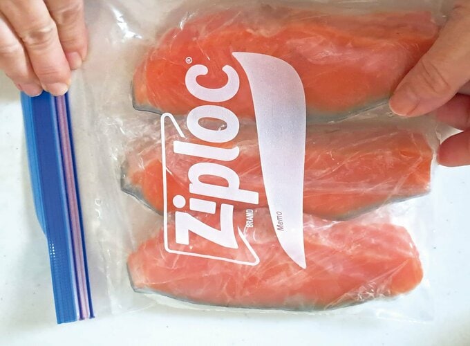鮭をジップロックに入れている図