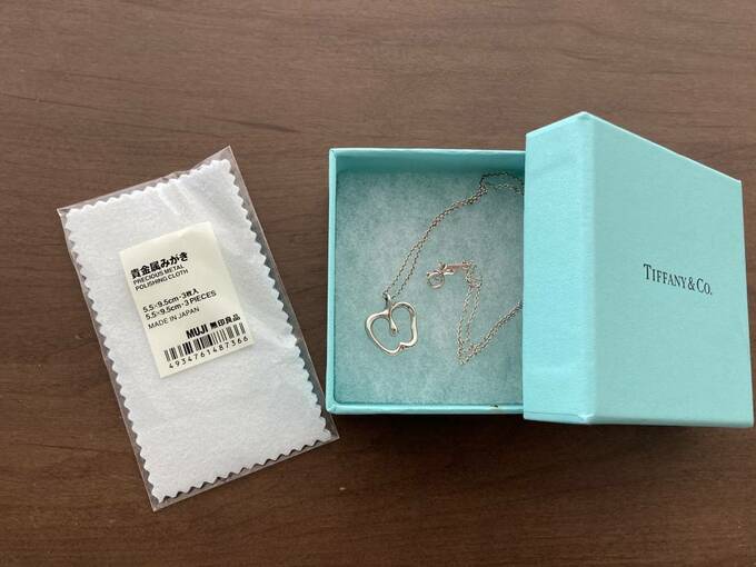 箱に入ったネックレスと貴金属みがき