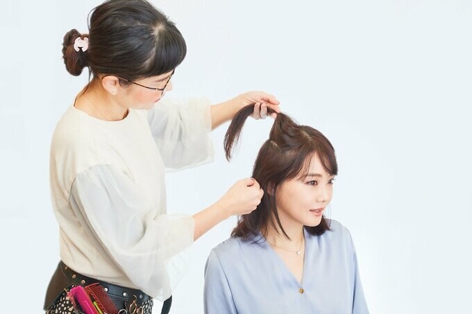 女性の頭皮を見る美容師