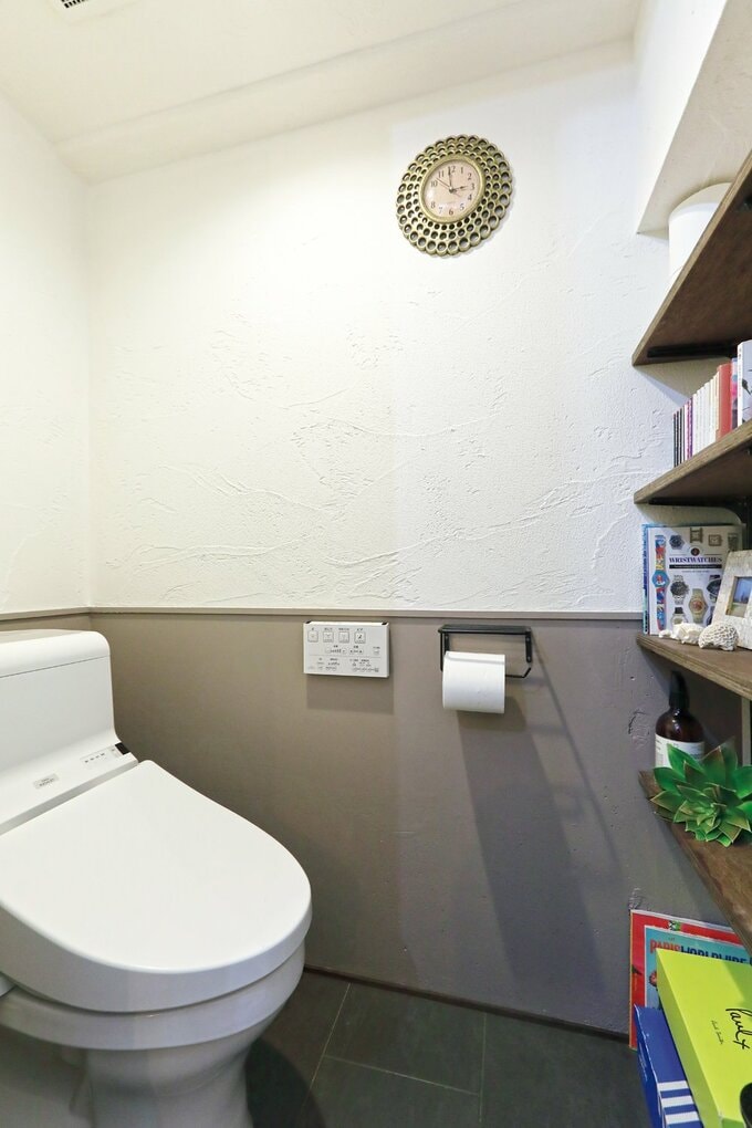 消臭効果のある漆喰で仕上げたトイレの壁