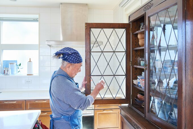 掃除をする小林まさるさん