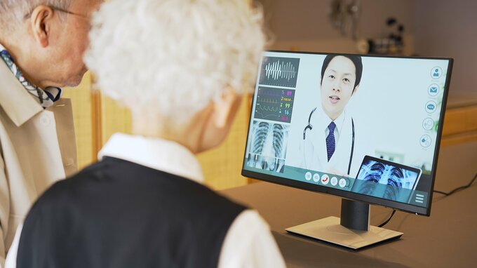 パソコンを見る老夫婦