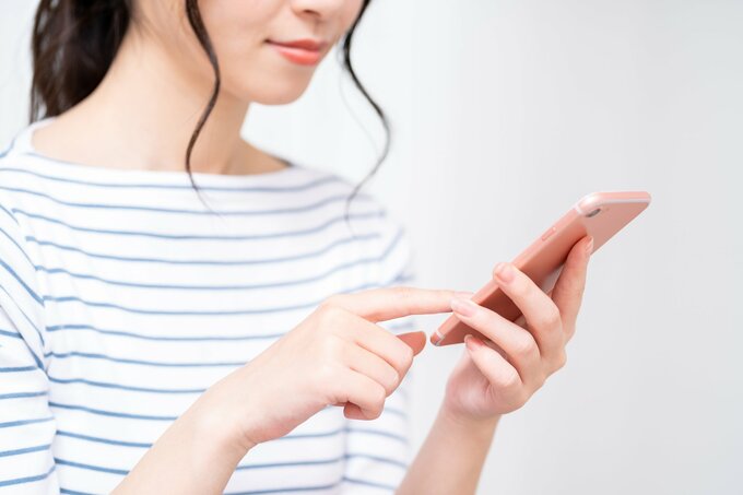 スマホを触る女性