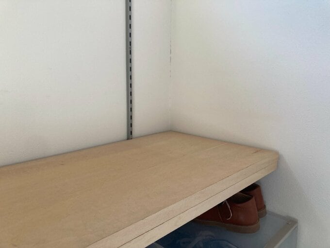 シューズクローク内の棚