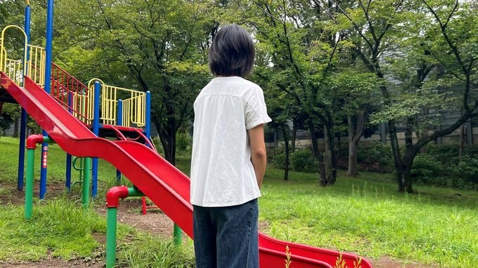 公園に立つ女性