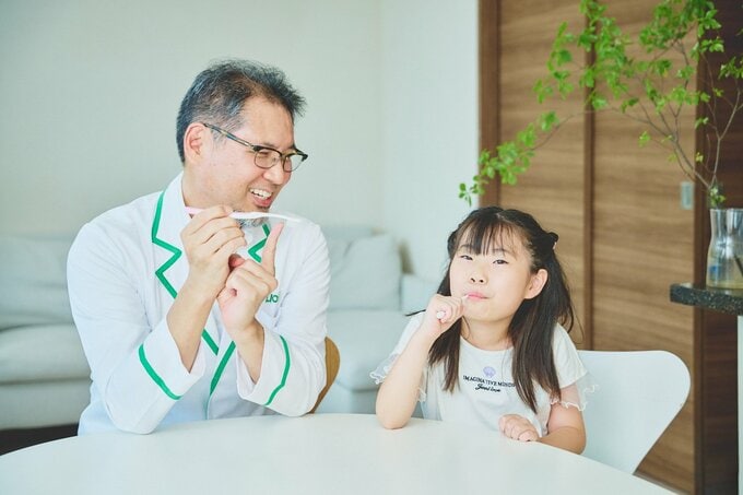 口を閉じて歯みがき