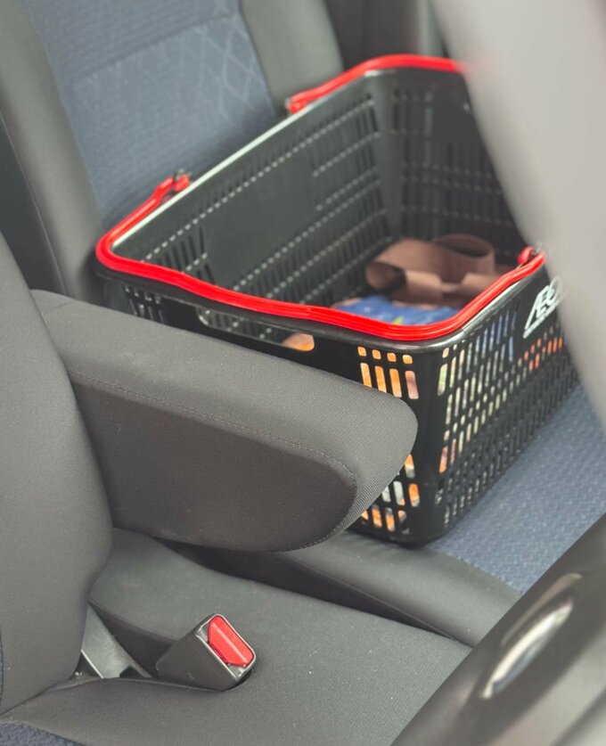 スーパー　買い物かご