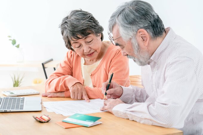 遺言書を書くシニア夫婦