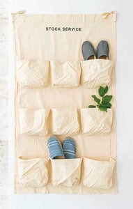 綿生地のウォールポケットにスリッパをおしゃれに収納