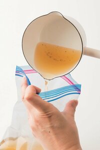 ファスナーつき冷凍用保存袋にスープの素を入れる