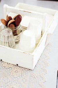 白く塗った木箱にカフェグッズをセット