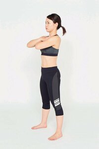 足先を真正面にして立つ