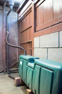 家の裏に設置した雨水タンク