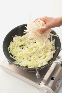 複数の野菜を使うときはかたいものから順に炒める