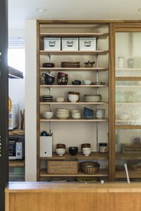 食器棚は子どもが配膳しやすい工夫を