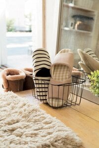 出してもしまってもOK。おしゃれで便利なスリッパ入れ