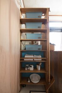 北国特有の大きなボイラーは収納を兼ねた棚で目隠し