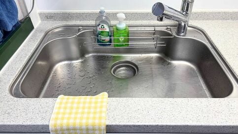 10秒で「排水口のにおい」をリセットする掃除テク。お湯と歯ブラシでキッチンが清潔に