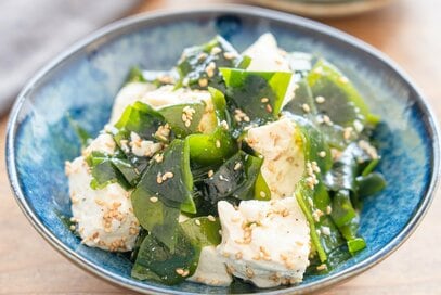 火を使わず、材料2つで完成！「ワカメと豆腐のナムル」がお酒もすすむウマさ…