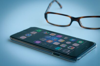 スマホ老眼を撃退する生活習慣！看板チラ見、ツボ押し、めい想が効果的!?