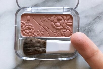 全部500円以下！トレンドカラーを試すべき大人顔コスメ