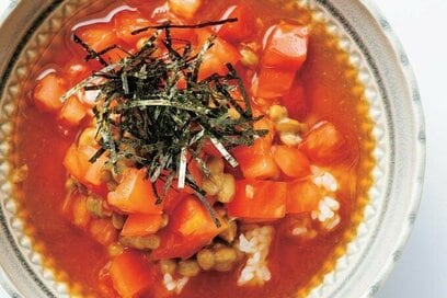 食欲みなぎる“冷たい”スープご飯。トマトの酸味とコチュジャンのうま味と辛味が絶妙／長谷川あかりさんレシピ