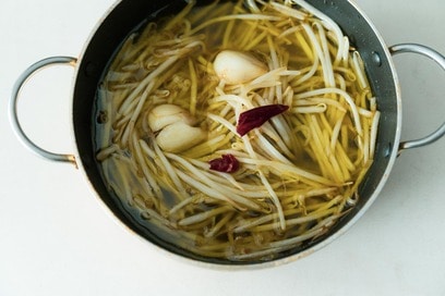 モヤシ1袋をぺろり。数分煮るだけ簡単アヒージョ＜長谷川あかりさんレシピ＞