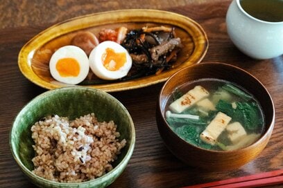 50代・小川奈緒さんの「朝の日課」。朝ごはんは玄米を楽しむ