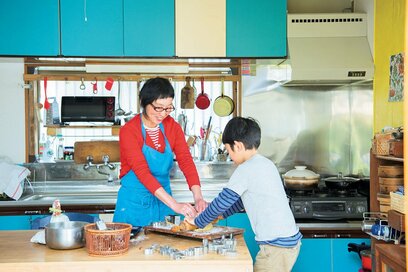 テンションが上がる台所。カラフル色の壁や小物を取り入れて