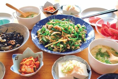 チンジャオロースーがメインの中華献立。豪華な副菜はほぼ市販品