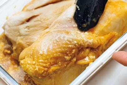 鶏胸肉が電子レンジで「しっとりジューシーすぎる！」仕上がりに。マヨネーズでこんなに変わる／まるみキッチンさんレシピ
