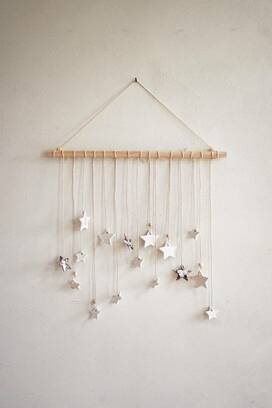 クッキー型でつくる星のオーナメント。壁に飾ってクリスマス風