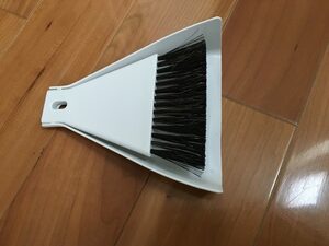 気が向いたときにスリムなホウキで土汚れを掃くだけでゲタ箱掃除は完了
