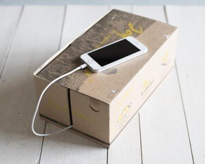 靴の空き箱が配線も隠せるおしゃれなスマホ置きに!